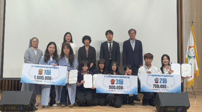 '2026 강원 청소년정책 제언대회' 수상자들과 주요 관계자들이 기념사진 촬영을 하고 있다. (사진제공=강원특별자치도청소년활동진흥센터)