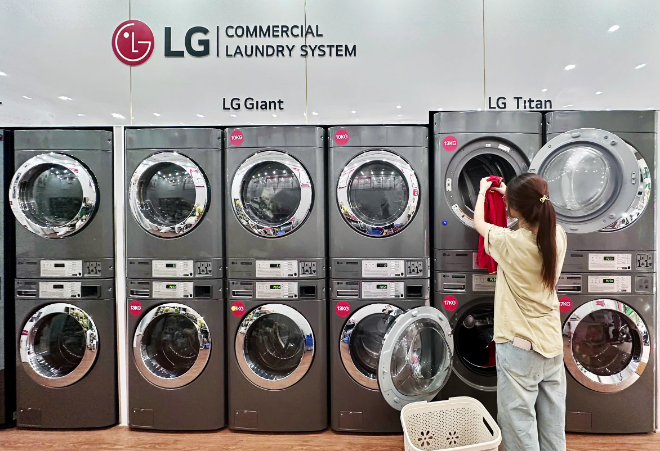 LG전자 세탁기 제품을 한 소비자가 사용하고 있다. 이미지=LG전자