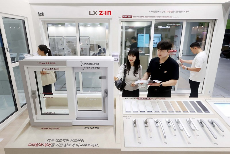 관람객들이 소비자가 뽑은 '대한민국 올해의 녹색상품' 상을 13년 연속으로 수상한 LX하우시스의 다양한 인테리어 제품들을 살펴보고 있다. / 이미지 = LX하우시스