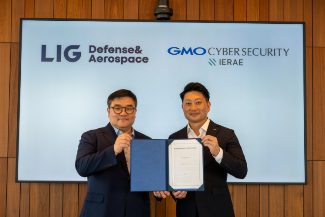 LIG D&A는 7월 22일 일본 도쿄 시부야 GMO 인터넷 그룹 본사에서 이에라에(IERAE)와 ‘사이버보안 분야 업무제휴 양해각서(MOU)’를 체결했다. 체결행사를 마친 이승영 LIG D&A 기술혁신본부장(왼쪽)과 히코히로 린 IERAE 최고해외사업총괄(오른쪽)이 기념촬영을 하고 있다. 사진= LIG D&A