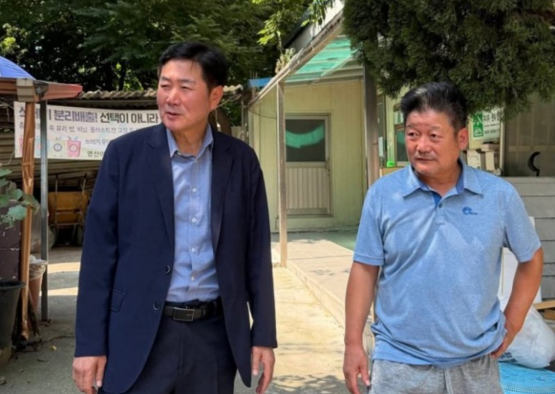 조용호 오산시장이 정전이 발생한 은계동 영산그린맨션을 둘러보고 있다. /오산시