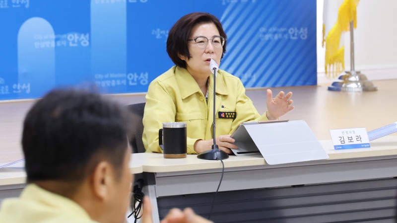 김보라 안성시장이 3일 긴급 확대간부회의를 주재하고있다. 안성시