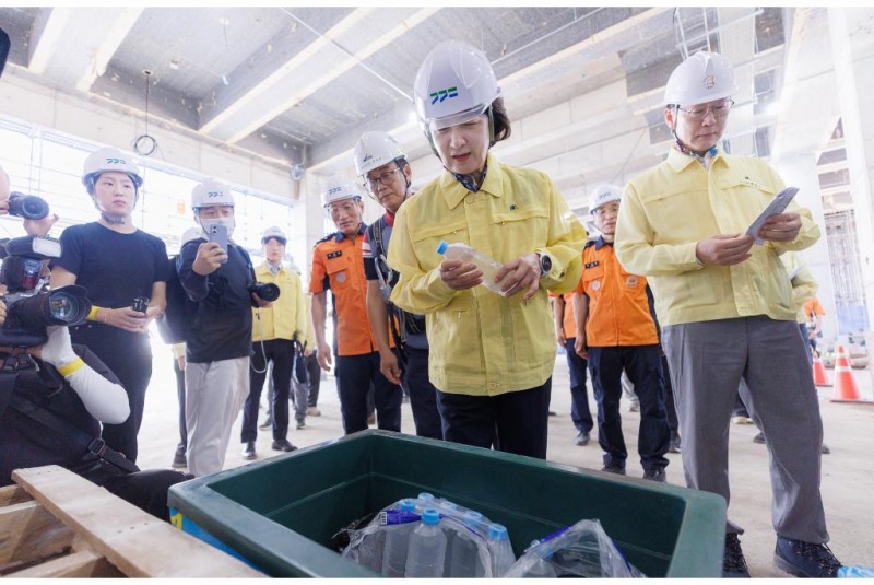 3일 오전 화성특례시 화성동부소방서 신축 현장에서 추미애 경기도지사가 폭염대비 청사 건축현장 안전 확인을 하고 있다./경기도
