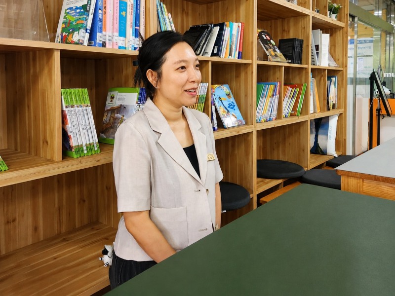 무주군보건의료원은 경락품세 교육 참여자의 신체·정서·인지 건강상태를 살피고, 위험 신호가 확인될 경우 진료와 관련 보건사업으로 연계하는 예방 중심 건강관리 체계를 구축하고 있다. 무주군보건의료원 김진주 팀장이 지난 7월 28일 경락품세 교육과 보건의료원의 역할, 참여자 건강지표 측정 계획을 설명하고 있다. 사진=세계어린이태권도연맹 제공