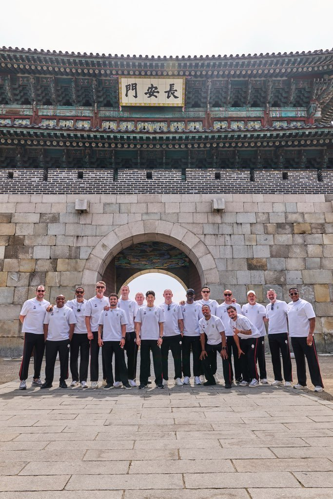 지난 4월 수원을 관광한 박지성 선수 등이 수원화성 장안문 앞에서 기념촬영을 하고 있다.(슛포러브 제공). /수원시