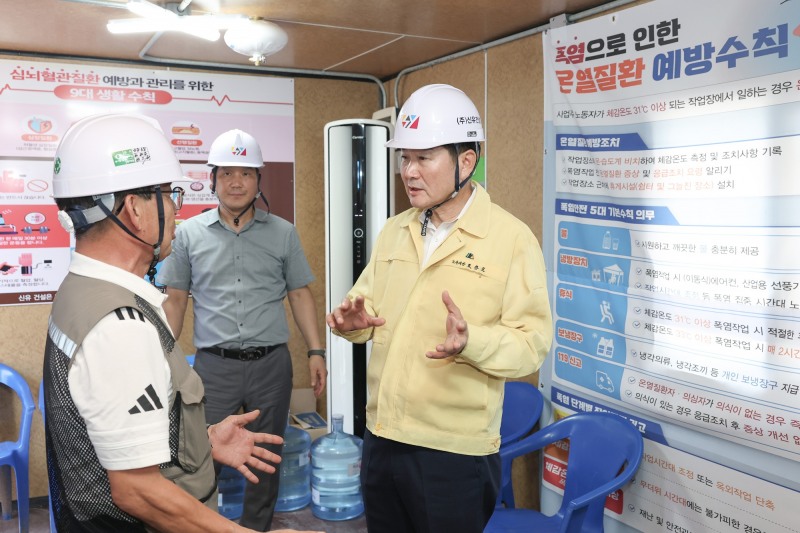 조용호 오산시장이 3일 신장2동 행정복지센터 건립 공사 현장을 방문, 폭염 대응을 살폈다. /오산시