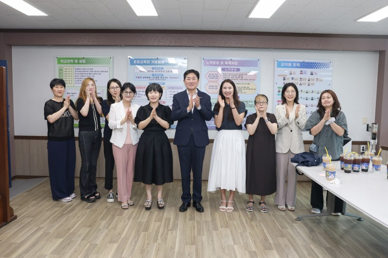 조용호 오산시장이 지난 2일 운암중학교를 방문, 학부모들과 간담회를 가진뒤 기념촬영을 하고있다. /오산시