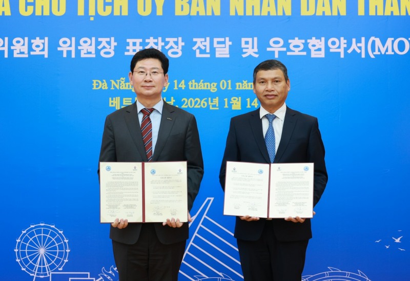 지난 1월 14일 다낭시청에서 우호협약 체결 후 이상일 시장(왼쪽)과 호 끼 민 다낭시 상임 부인민위원장(오른쪽)이 기념사진을 찍는 모습. /용인시