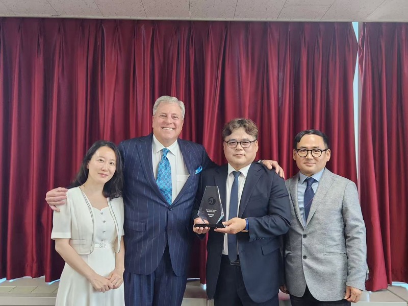 좌부터 경기관광공사 이아란 과장, 프란시스 X. 갤러거 트래지 트래블 발행인 및 CEO, 경기관광공사 강동한 실장, 황갑신 박사가 함께 하고있다. /경기관광공사