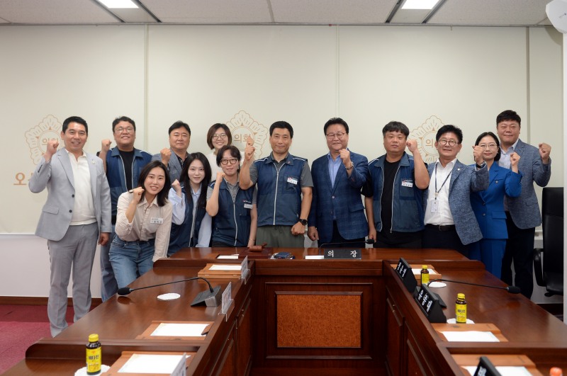 김종욱 오산시의회 의장이 4일 전국공무원노동조합 경기지역본부 오산시지부 임원들과 기념촬영을 하고있다. /오산시