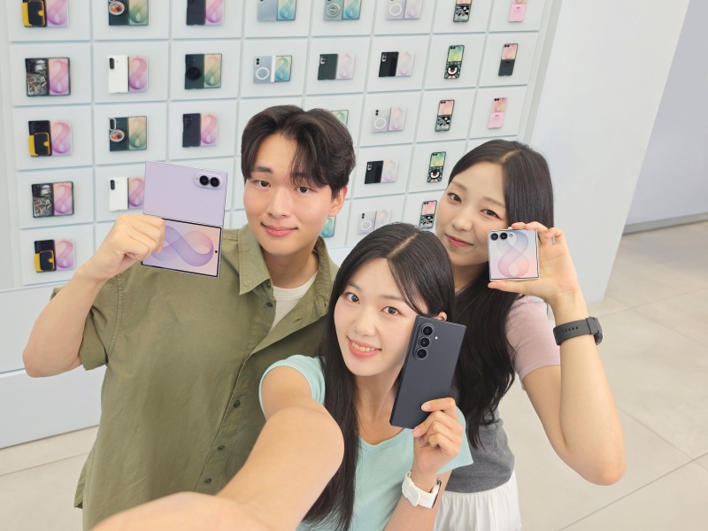 삼성전자 모델이 역대 갤럭시 스마트폰 최다 판매 신기록을 세운 '갤럭시 Z 폴드8 울트라·폴드8·플립8'을 소개하고 있다. / 이미지 = 삼성전자