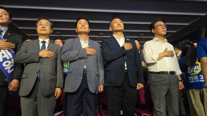 김민석 의원 지지하는 더불어민주당 주철현 의원.