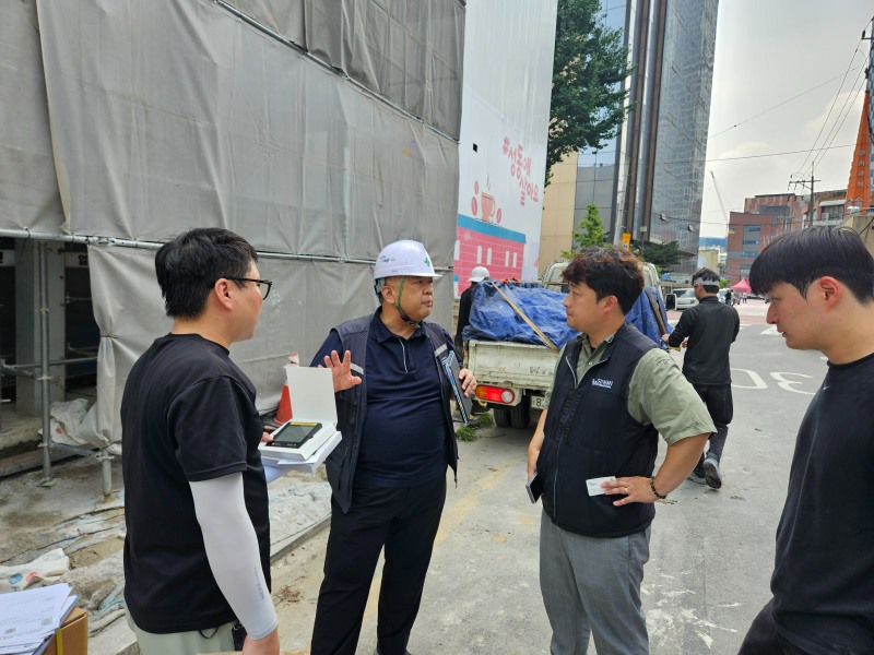 4일 안전보건공단 신수환 서울동부지사장(왼쪽 2번째)이 관내 건설현장을 찾아 폭염 대비 현장점검을 실시하는 모습./안전보건공단 서울동부지사