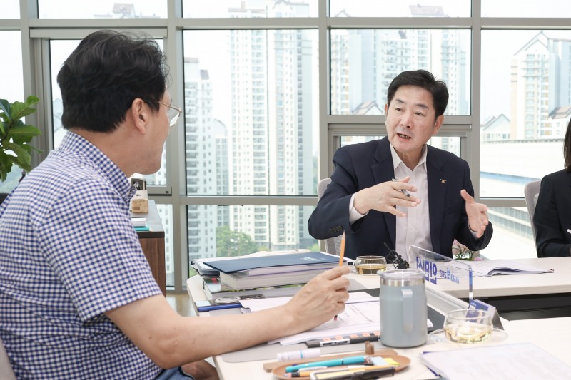 조용호 오산시장이 4일 안민석 경기도교육감에게 오산 교육현안을 건의하고 있다. /오산시