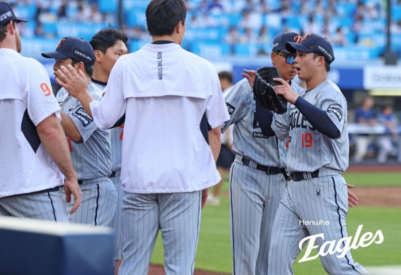 동료들의 격려 받는 왕옌청(오른쪽) / 사진=한화 이글스 제공