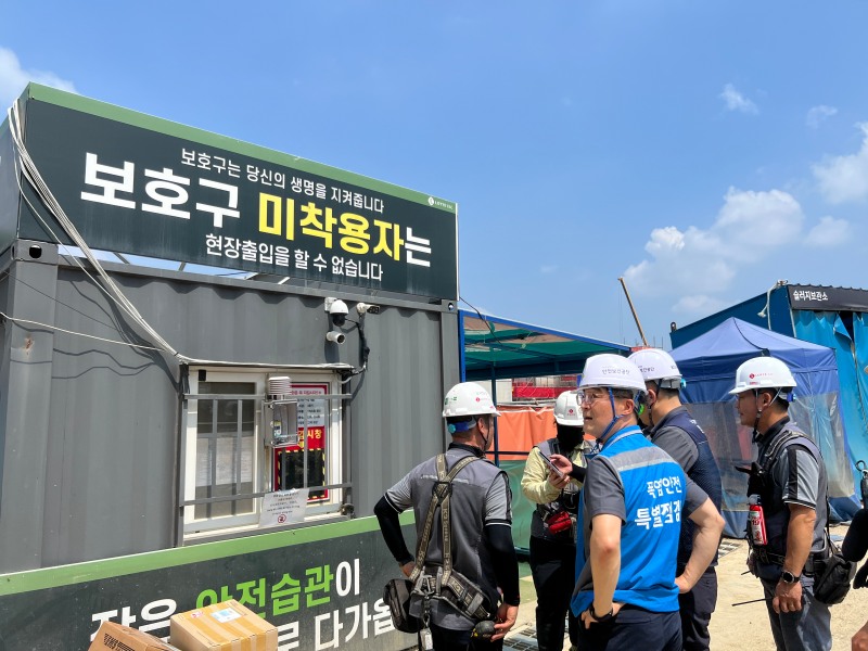 4일 안전보건공단 원방희 서울광역본부장이(가운데) 서울 서초구 소재 건설현장을 찾아 폭염 대응 실태를 점검하는 모습./안전보건공단 서울광역본부