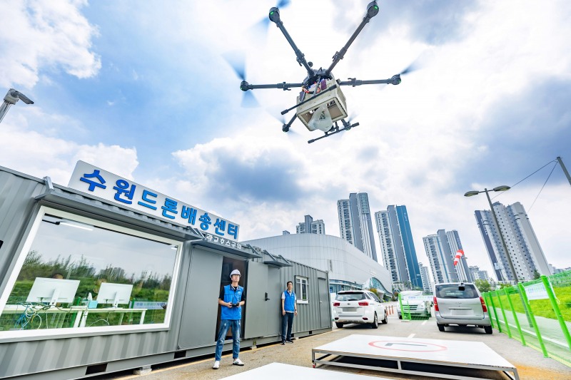 수원드론배송센터에서 드론을 띄우고 있다.수원시