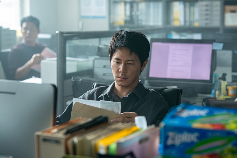 ‘들쥐’ 류준열X설경구X이규형 캐릭터 스틸 공개…예측 불가한 추적과 대립 예고