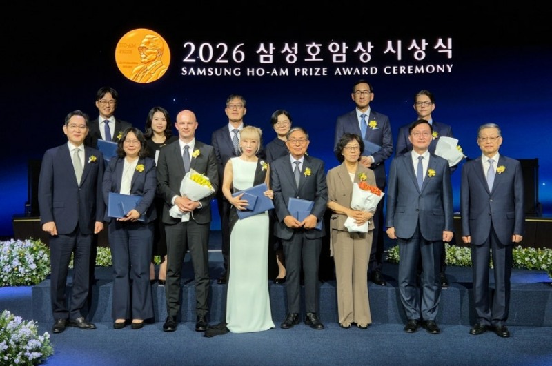 이재용 삼성전자 회장, 김황식 호암재단 이사장이 삼성호암상 수상자를 비롯한 참석자들과 서울신라호텔 다이너스티홀에서 열린 ‘2026 삼성호암상 시상식’에서 기념 촬영을 하고 있다. (앞줄 왼쪽부터) 이 회장, 의학상 에바 호프만 코펜하겐대 교수 부부, 예술상 조수미 성악가, 공학상 김범만 포스텍 명예교수 부부, 유홍림 서울대 총장, 김황식 호암재단 이사장, (뒷줄 왼쪽부터) 과학상 물리·수학부문 오성진 UC버클리 교수 부부, 사회봉사상 오동찬 국립소록도병원 의료부장 부부, 과학상 화학·생명과학부문 윤태식 위스콘신대 매디슨 교수 부부. / 이미지 = 호암재단