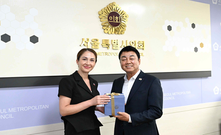 성흠제 서울시의회 부의장과 레일라 조토바 러시아 청년청 부청장이 기념품을 교환하고 있다.