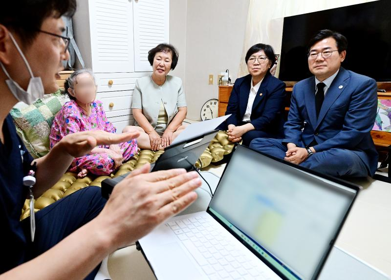 박찬대 인천시장이 5일 정은경 보건복지부장관과 부평구 통합돌봄 대상자 가정을 방문해 인천시 통합돌봄 현장을 점검하고 있다./인천시