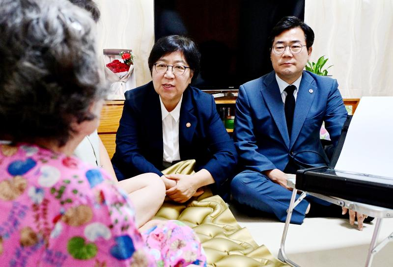 박찬대 인천시장이 정은경 복지부 장관과 함께 하고있다. /인천시
