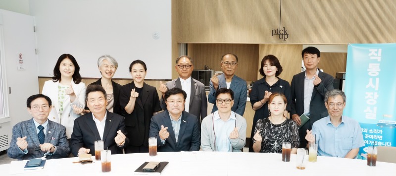 박관열 광주시장과 직통시장실 참석자들이 함께 기념촬영을 하고잇다. /광주시