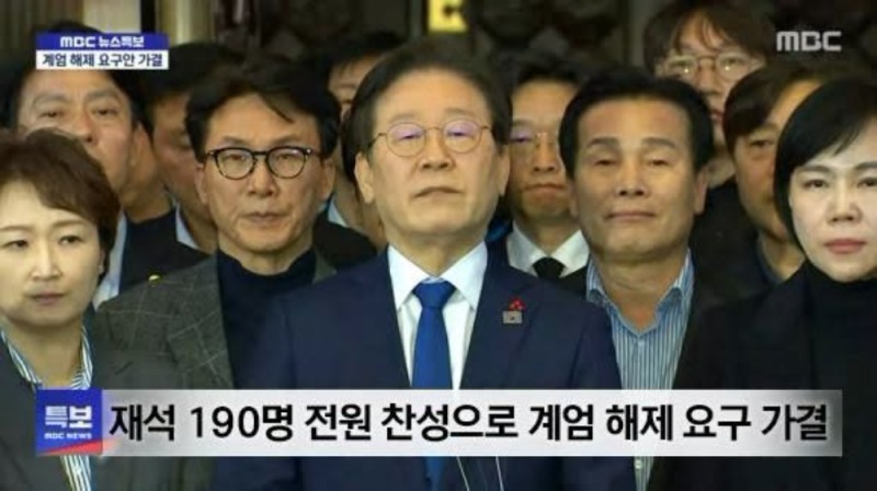 계엄 해제 당시 국회에서 이재명 대통령(가운데)와 주철현 국회의원(왼쪽에서 네 번째), 김민석 전 국무총리(왼쪽에서 두 번째).