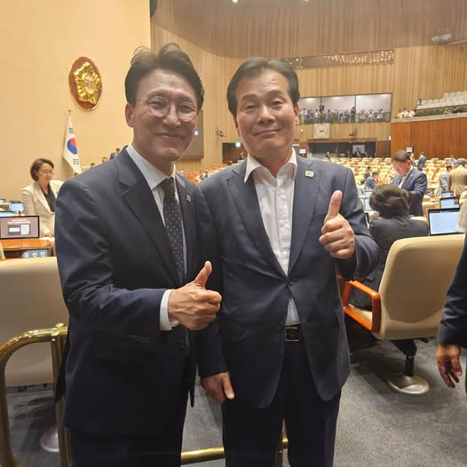 더불어민주당 김민석 당대표 후보(왼쪽)와 주철현 의원(오른쪽)