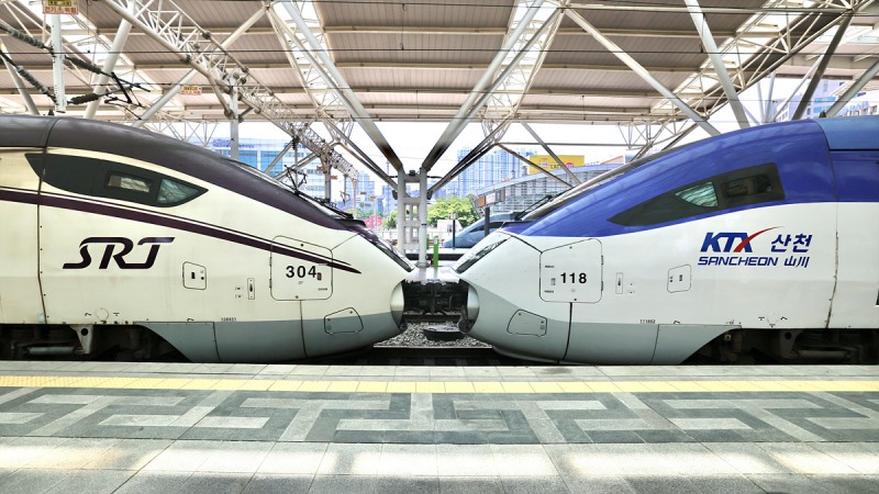 서울역에서 SRT 열차와 KTX-산천 열차가 연결되어 있는 모습./코레일