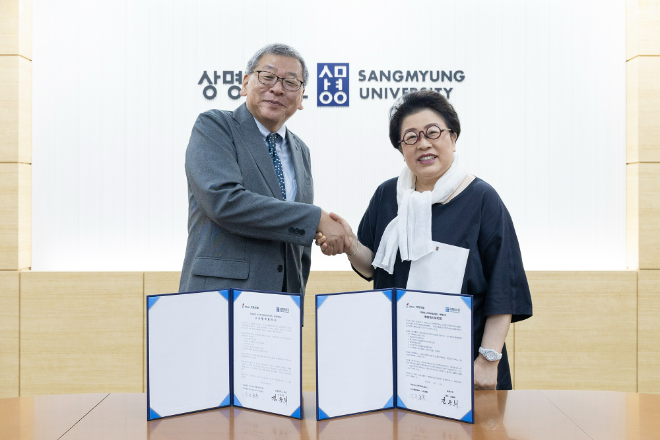 지난 4일, 서울 상명대학교 서울캠퍼스에서 열린 업무협약식에서 오히라 야스요시 아나부키 칼리지 그룹 최고운영책임자(왼쪽)와 김종희 상명대 총장(오른쪽)이 기념 촬영을 하고 있다. (사진제공=상명대)