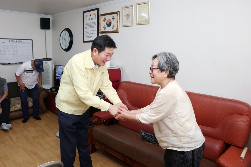 조용호 오산시장이 5일 무더위쉼터를 방문. 어르신들의 건강과 안부를 살피는 등 현장을 집중 점검했다.//오산시