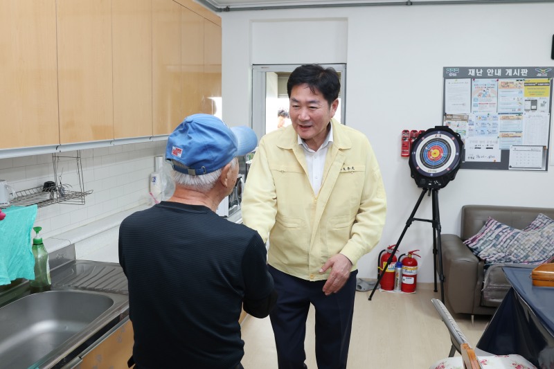 무더위 쉼터를 방문한 조용호 오산시장. /오산시