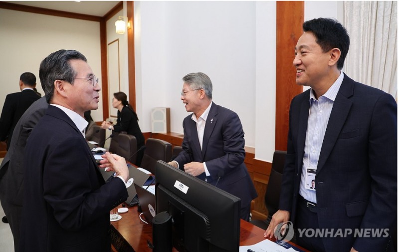 오세훈 서울시장과 김용범 청와대 정책실장이 5일 오찬회담을 가져 부동산 문제를 논의했지만 이견 차만 확인한 것으로 전해졌다. 사진=청와대공동사진취재단