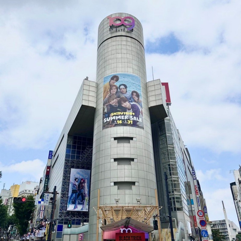 日 도심 곳곳에서 만나는 투어스…‘K-청량’으로 물들였다