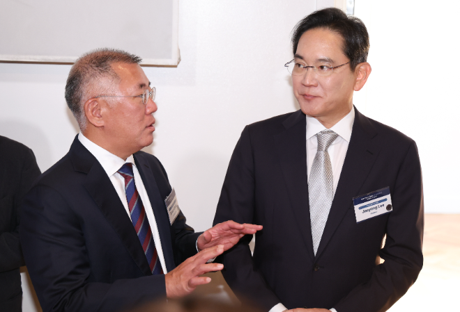 이재용 삼성전자 회장(오른쪽)과 정의선 현대차그룹 회장이 지난달 24일(현지시간) 미국 샌프란시스코 더 미드웨이에서 이재명 대통령이 참석한 가운데 열린 '샌프란시스코 AI 서밋'에서 대화하고 있다. 사진=연합뉴스