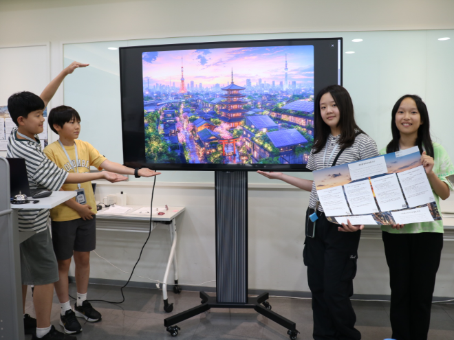 지난 4일 코오롱그룹 꽃과 어린왕자 재단이 진행한 ‘제10회 에코 롱롱 Plus 캠프’에 참가한 학생들이 AI 시뮬레이터로 환경 위기를 해결한 도시를 소개하고 있다. 사진= 코오롱그룹