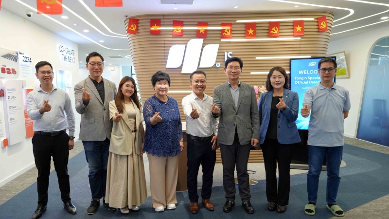 5일 다낭 제2소프트웨어파크에 위치한 FPT 정보시스템을 방문한 이상일 시장(오른쪽 셋째)과 장정순 시의장(왼쪽 넷째), 신나연 시의회 자치행정위원장(오른쪽 둘째), 강영웅 시의원(왼쪽 둘째)이 응우옌까오타인 FPT 반도체 현장관리자(오른쪽 넷째) 등 FPT 그룹 관계자와 기념 사진을 찍고 있다 /용인시