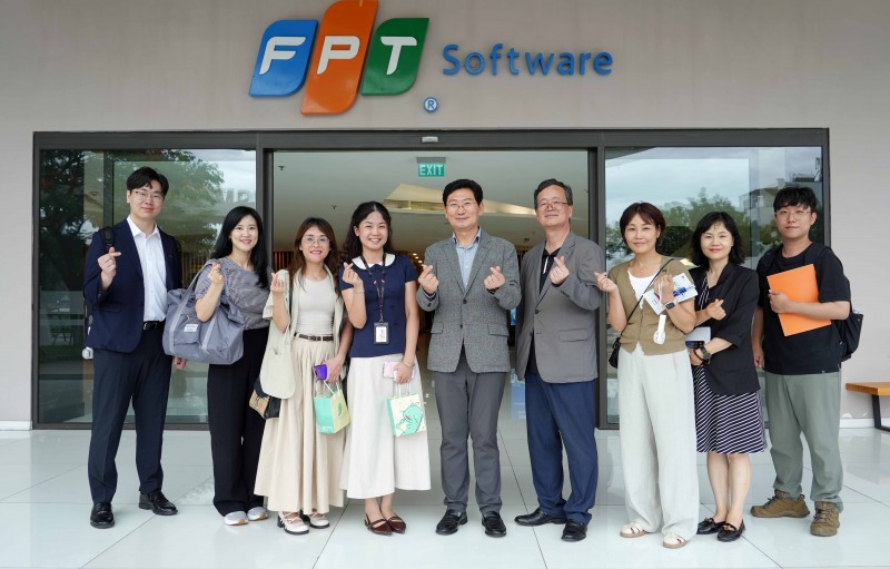 5일 FPT 소프트웨어에서 이상일 시장(가운데)과 용인시 대표단이 시설 시찰 후 기념사진을 찍고 있다./용인시