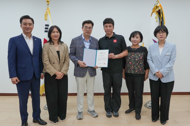 (죄부터) 정일구 평택시의회 부의장, 서민영 고덕택지상가연합회 부회장, 최원용 평택시장, 고덕택지상가연합회 이태영 회장, 박태희 재무이사, 김보경 평택시 일자리경제과장. /평택시