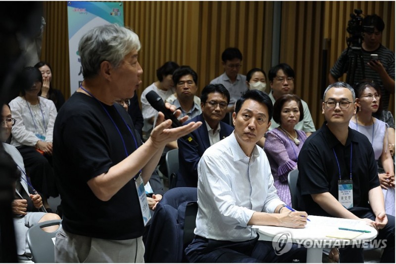 오세훈 서울시장이 6일 서울시청에서 열린 '부동산 정상화를 위한 시민 대토론회'에서 참석자의 발언을 경청하고 있다. 사진=연합뉴스