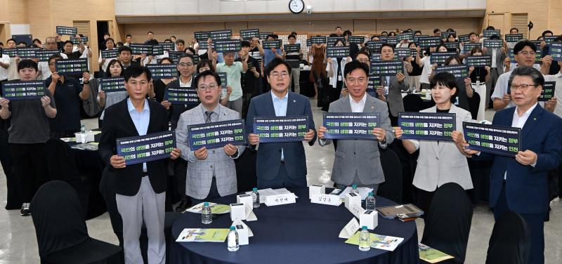 박찬대 인천시장이 6일 시청 대회의실에서 열린 '고용노동부-인천광역시 질식사고 근절 공동선언식'에서 김영훈 고용노동부장관 등 참석자들과 공공부문 질식사고 근절 선언을 하고 있다./인천시