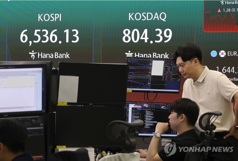 코스피지수가 6일 오후2시 현재 4% 가까이 급락하고 있지만 일본증시는 1.1%, 대만증시는 0.45% 하락에 불과, 대조를 이루고 있다. 사진=연합뉴스