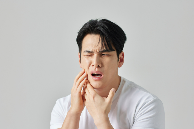 이하선은 얼굴 표정을 움직이는 안면신경과 밀접하게 맞닿아 있어, 이곳에 종양이 진행되면 신경을 침범해 얼굴 마비로 이어질 수 있고 수술 시에도 신경 보존 여부가 중요한 판단 기준이 된다. <사진=클립아트코리아 제공>