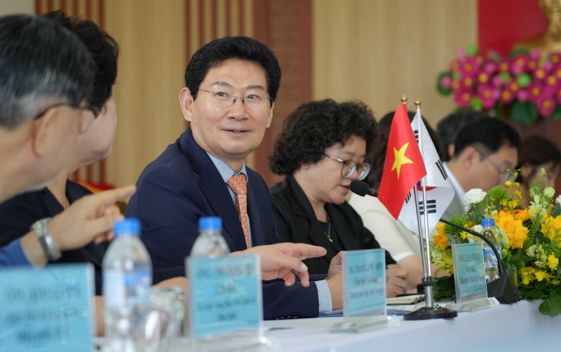6일 오전 꽝푸구청에서 이상일 시장이 부이응옥안 꽝푸구 당서기와 회담을 하고 있다. /용인시