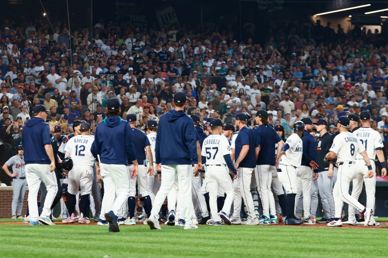 그라운드에서 대치 중인 MLB 시애틀-디트로이트 선수단. / 사진=연합뉴스