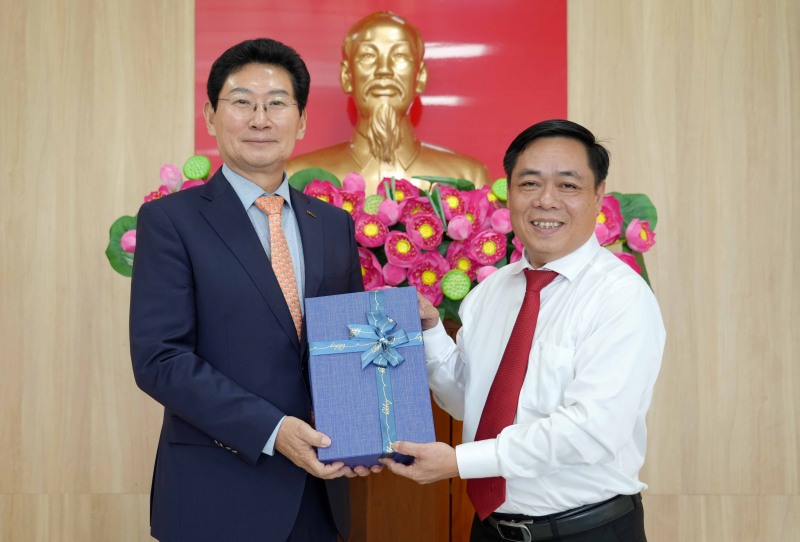6일 오전 꽝푸구청에서 이상일 시장이 부이응옥안 꽝푸구 당서기와 기념품을 교환하고 있다. /용인시