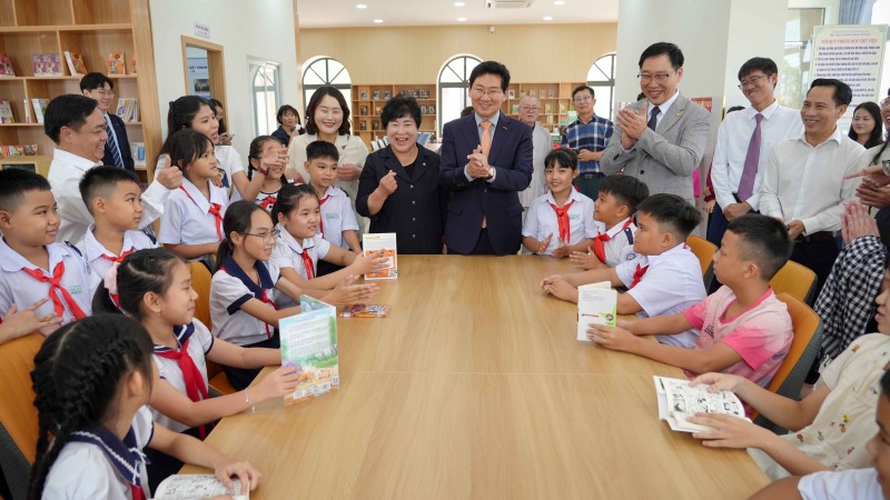 6일 오전 꽝푸 용인 공공 디지털도서관에서 이상일 시장이 베트남 어린이들과 대화하고 있다. /용인시