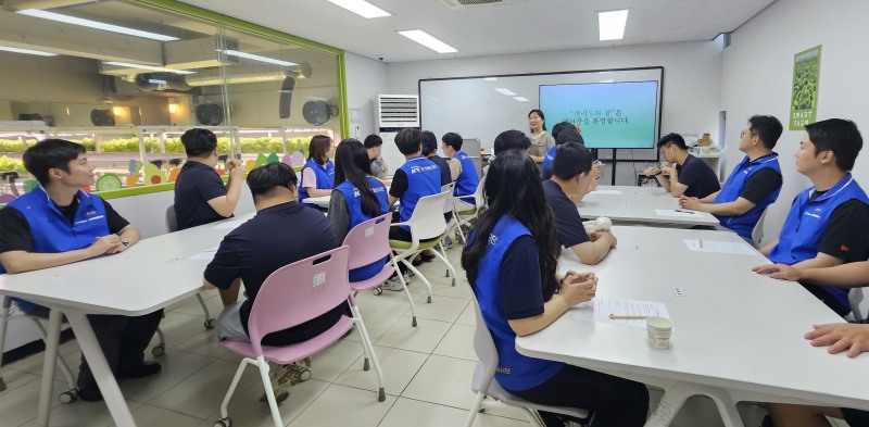 국가철도공단 영남본부 봉사단과 아동들이 함께 6일 진행된 여름방학 맞이 원데이 클래스에 참여하고 있다./국가철도공단 영남본부