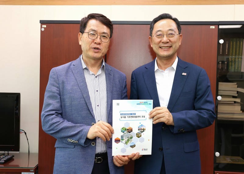 김정욱 농산업혁신정책실장(왼쪽)과 명현관 해남군수(오른쪽) (사진제공=해남군)